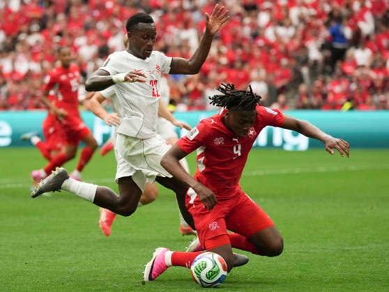 (260625) -- VANCOUVER, June 25, 2026 -- Richie Laryea (L) of Canada vies with Johan Manzambi of Switzerland during the group B match between Switzerland and Canada at the 2026 FIFA World Cup, WM, Weltmeisterschaft, Fussball at BC Place Vancouver in Vancouver, Canada, June 24, 2026. ) (SP)CANADA-VANCOUVER-FOOTBALL-FIFA WORLD CUP-GROUP B-SUI VS CAN MengxYongmin 