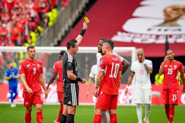 Kanada: Fußball FIFA Weltmeisterschaft 2026 Gruppenphase Schweiz vs Kanada BC Place Stadium (Vancouver, British Columbia): Schiedsrichter Ramon Abatti (Brasilien) zeigt Granit Xhaka (Schweiz, 10) Cyle Larin (Kanada 9) Gelbe Karte *** Canada Soccer 2026 FIFA World Cup Group Stage Switzerland vs. Canada BC Place Stadium Vancouver, British Columbia Referee Ramon Abatti Brazil shows Granit Xhaka (Switzerland) a yellow card, Cyle Larin (Canada) a yellow card Copyright: xJOERANxSTEINSIEKx