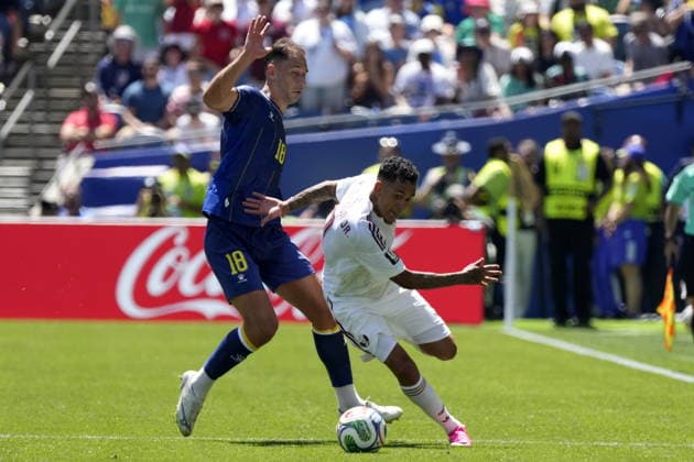 FIFA World Cup, WM, Weltmeisterschaft, Fussball 2026 - Group B - Bosnia and Herzegovina vs Qatar Nikola Katic of Bosnia and Herzegovina (L) in action against Edmilson Junior of Qatar (R) during the FIFA World Cup 2026 group stage match Bosnia and Herzegovina against Qatar, in Seattle, Washington, USA, 24 June 2026. SEATTLE United States  Copyright: xSTEPHANxBRASHEARx