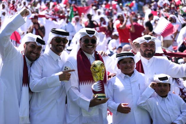 Bosnia and Herzegovina v Qatar - FIFA World Cup, WM, Weltmeisterschaft, Fussball 2026 - Group B SEATTLE, USA - JUNE 24: Fans hold a model of FIFA World Cup Trophy prior the 2026 FIFA World Cup First Stage Group B match between Bosnia and Herzegovina and Qatar at Lumen Field (Seattle Stadium) in Seattle, Washington, United States on June 24, 2026. Samah Zidan Anadolu Washington United States. Editorial use only. Please get in touch for any other usage.  Copyright: x2026xAnadoluxSamahxZidanx