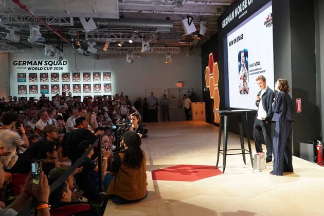 Mario Götze zu Gast im German House of Soccer, der ständigen Fan-Botschaft des DFB während der Fußball-Weltmeisterschaft in Manhattan - New York 24.06.2026: German House of Soccer *** Mario Götze visits the German House of Soccer, the DFB’s permanent fan embassy during the World Cup in Manhattan, New York, on June 24, 2026. German House of Soccer