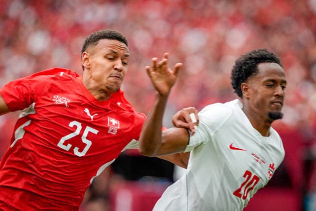 Kanada: Fußball FIFA Weltmeisterschaft 2026 Gruppenphase Schweiz vs Kanada BC Place Stadium (Vancouver, British Columbia): Luca Jaquez (Schweiz, 25) Ali Ahmed (Kanada 20) *** Canada Soccer 2026 FIFA World Cup Group Stage Switzerland vs. Canada BC Place Stadium Vancouver, British Columbia Luca Jaquez (Switzerland), 25; Ali Ahmed (Canada), 20 Copyright: xJOERANxSTEINSIEKx