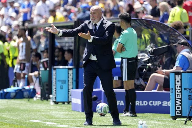 FIFA World Cup, WM, Weltmeisterschaft, Fussball 2026 - Group B - Bosnia and Herzegovina vs Qatar Bosnia and Herzegovina s head coach Sergej Barbarez gestures during the FIFA World Cup 2026 group stage match Bosnia and Herzegovina against Qatar, in Seattle, Washington, USA, 24 June 2026. SEATTLE United States  Copyright: xSTEPHANxBRASHEARx