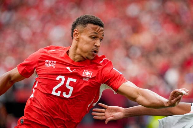 Kanada: Fußball FIFA Weltmeisterschaft 2026 Gruppenphase Schweiz vs Kanada BC Place Stadium (Vancouver, British Columbia): Luca Jaquez (Schweiz, 25) Ali Ahmed (Kanada 20) *** Canada Soccer 2026 FIFA World Cup Group Stage Switzerland vs. Canada BC Place Stadium Vancouver, British Columbia Luca Jaquez (Switzerland), 25; Ali Ahmed (Canada), 20 Copyright: xJOERANxSTEINSIEKx