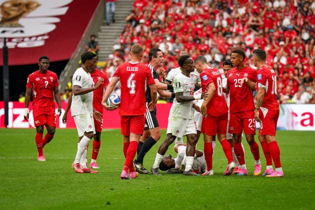 Kanada: Fußball FIFA Weltmeisterschaft 2026 Gruppenphase Schweiz vs Kanada BC Place Stadium (Vancouver, British Columbia): Rudelbildung um Schiedsrichter Ramon Abatti (Brasilien) *** Canada Soccer 2026 FIFA World Cup Group Stage Switzerland vs. Canada BC Place Stadium Vancouver, British Columbia Referee Ramon Abatti Brazil Copyright: xJOERANxSTEINSIEKx