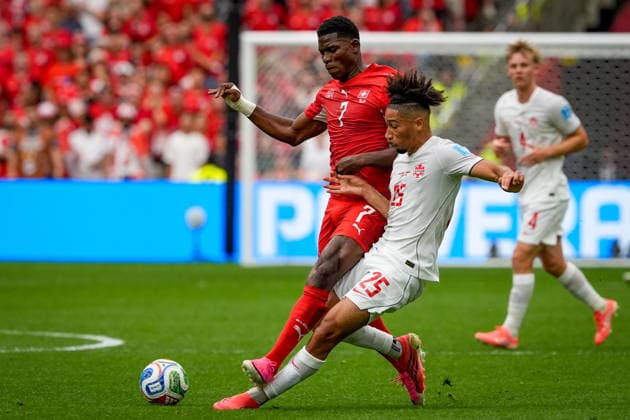 Kanada: Fußball FIFA Weltmeisterschaft 2026 Gruppenphase Schweiz vs Kanada BC Place Stadium (Vancouver, British Columbia): Breel Embolo (Schweiz, 7) Nathan Saliba (Kanada 25) *** Canada Soccer 2026 FIFA World Cup Group Stage Switzerland vs. Canada BC Place Stadium Vancouver, British Columbia Breel Embolo (Switzerland), 7 Nathan Saliba (Canada) 25 Copyright: xJOERANxSTEINSIEKx