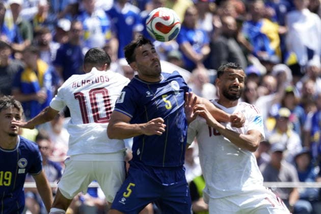 FIFA World Cup, WM, Weltmeisterschaft, Fussball 2026 - Group B - Bosnia and Herzegovina vs Qatar Hassan Al-Haydos (L) and Boualem Khoukhi of Qatar (R) in action against Sead Kolasinac of Bosnia and Herzegovina (C) during the FIFA World Cup 2026 group stage match Bosnia and Herzegovina against Qatar, in Seattle, Washington, USA, 24 June 2026. SEATTLE United States  Copyright: xSTEPHANxBRASHEARx