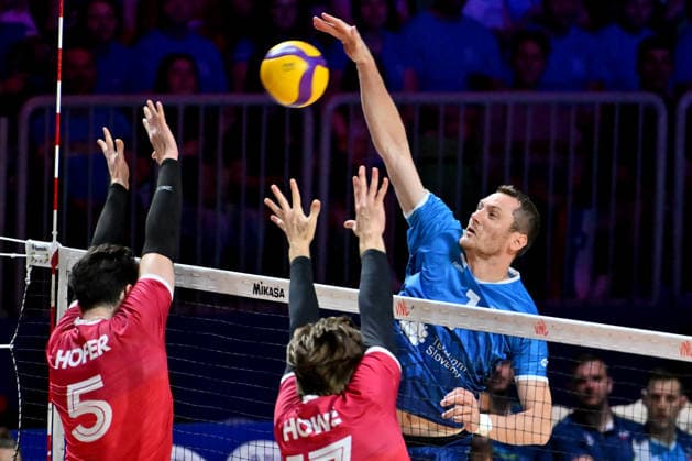 LJUBLJANA, SLOVENIA - JUNE 24: Toncek Stern of Slovenia (R) in action against Brodie Hofer of Canada (L) during the FIVB Men s Volleyball Nations League match between Slovenia and Canada at Arena Stozice, Ljubljana on June 24, 2026 in Ljubljana, Slovenia. (Photo by Igor Kupljenik Sports Press Photo).  Copyright: xIgorxKupljenikx xSPPx Sportspressphoto_SPR175504