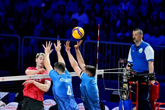 LJUBLJANA, SLOVENIA - JUNE 24: Jackson Young of Canada (L) in action against Jan Kozamernik of Slovenia (C) during the FIVB Men s Volleyball Nations League match between Slovenia and Canada at Arena Stozice, Ljubljana on June 24, 2026 in Ljubljana, Slovenia. (Photo by Igor Kupljenik Sports Press Photo).  Copyright: xIgorxKupljenikx xSPPx Sportspressphoto_SPR175505