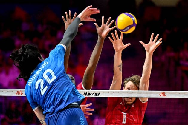 LJUBLJANA, SLOVENIA - JUNE 24: Nik Mujanovic of Slovenia (L) in action against Daenan Gyimah of Canada (R) during the FIVB Men s Volleyball Nations League match between Slovenia and Canada at Arena Stozice, Ljubljana on June 24, 2026 in Ljubljana, Slovenia. (Photo by Igor Kupljenik Sports Press Photo).  Copyright: xIgorxKupljenikx xSPPx Sportspressphoto_SPR175514