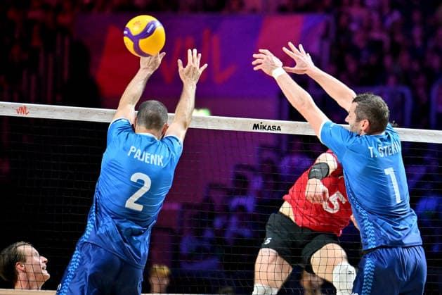 LJUBLJANA, SLOVENIA - JUNE 24: Brodie Hofer of Canada (C) in action against Alen Pajenk of Slovenia (L) during the FIVB Men s Volleyball Nations League match between Slovenia and Canada at Arena Stozice, Ljubljana on June 24, 2026 in Ljubljana, Slovenia. (Photo by Igor Kupljenik Sports Press Photo).  Copyright: xIgorxKupljenikx xSPPx Sportspressphoto_SPR175516