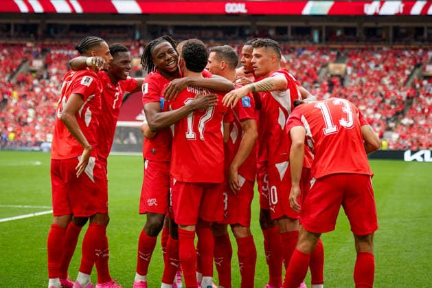 Kanada: Fußball FIFA Weltmeisterschaft 2026 Gruppenphase Schweiz vs Kanada BC Place Stadium (Vancouver, British Columbia): Tor und Torjubel zum 1:0 durch Ruben Vargas (Schweiz, 17) Freude, Emotionen, Jubel mit Johan Manzambi (Schweiz, 9) Geste, Gestik, Emotion *** Canada Soccer 2026 FIFA World Cup Group Stage Switzerland vs. Canada BC Place Stadium Vancouver, British Columbia Goal and goal celebration for the 1–0 score by Ruben Vargas (Switzerland), 17 Joy, emotions, celebration with Johan Manzambi (Switzerland), 9 Gesture, body language, emotion Copyright: xJOERANxSTEINSIEKx