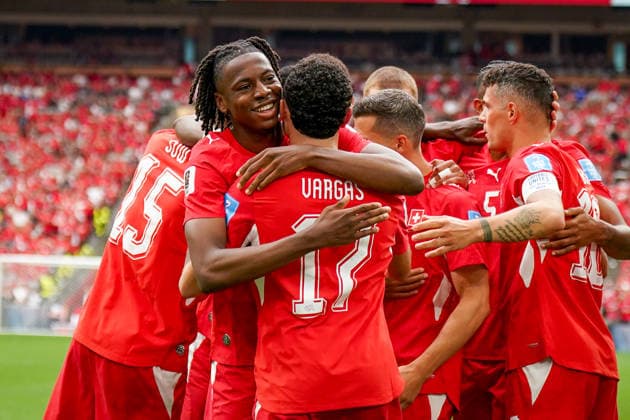 Kanada: Fußball FIFA Weltmeisterschaft 2026 Gruppenphase Schweiz vs Kanada BC Place Stadium (Vancouver, British Columbia): Tor und Torjubel zum 1:0 durch Ruben Vargas (Schweiz, 17) Freude, Emotionen, Jubel mit Johan Manzambi (Schweiz, 9) Geste, Gestik, Emotion *** Canada Soccer 2026 FIFA World Cup Group Stage Switzerland vs. Canada BC Place Stadium Vancouver, British Columbia Goal and goal celebration for the 1–0 score by Ruben Vargas (Switzerland), 17 Joy, emotions, celebration with Johan Manzambi (Switzerland), 9 Gesture, body language, emotion Copyright: xJOERANxSTEINSIEKx