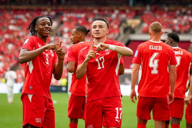 Kanada: Fußball FIFA Weltmeisterschaft 2026 Gruppenphase Schweiz vs Kanada BC Place Stadium (Vancouver, British Columbia): Tor und Torjubel zum 1:0 durch Ruben Vargas (Schweiz, 17) Freude, Emotionen, Jubel mit Johan Manzambi (Schweiz, 9) Geste, Gestik, Emotion *** Canada Soccer 2026 FIFA World Cup Group Stage Switzerland vs. Canada BC Place Stadium Vancouver, British Columbia Goal and goal celebration for the 1–0 score by Ruben Vargas (Switzerland), 17 Joy, emotions, celebration with Johan Manzambi (Switzerland), 9 Gesture, body language, emotion Copyright: xJOERANxSTEINSIEKx