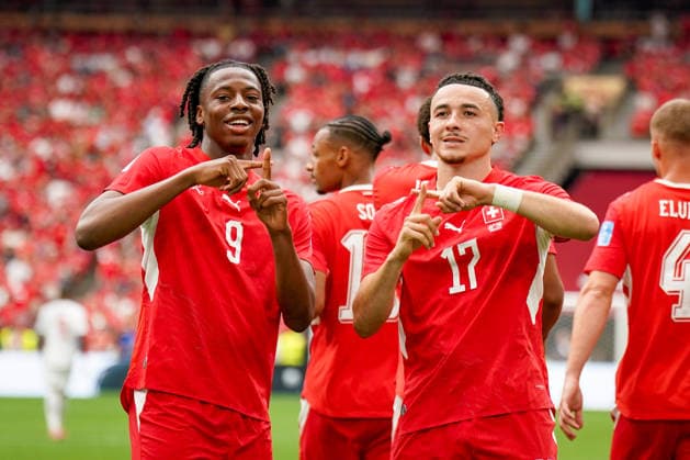 Kanada: Fußball FIFA Weltmeisterschaft 2026 Gruppenphase Schweiz vs Kanada BC Place Stadium (Vancouver, British Columbia): Tor und Torjubel zum 1:0 durch Ruben Vargas (Schweiz, 17) Freude, Emotionen, Jubel mit Johan Manzambi (Schweiz, 9) Geste, Gestik, Emotion *** Canada Soccer 2026 FIFA World Cup Group Stage Switzerland vs. Canada BC Place Stadium Vancouver, British Columbia Goal and goal celebration for the 1–0 score by Ruben Vargas (Switzerland), 17 Joy, emotions, celebration with Johan Manzambi (Switzerland), 9 Gesture, body language, emotion Copyright: xJOERANxSTEINSIEKx