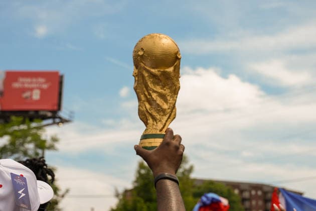 June 24, 2026, Atlanta, Georgia, United States of America: Haiti fan holds up a replica of the World Cup trophy during the Haiti fan march before the Morocco vs Haiti First Stage Group C match in ATLANTA, Georgia. Atlanta United States of America - ZUMAg276 20260624_zsp_g276_008 Copyright: xMalachixGabrielx