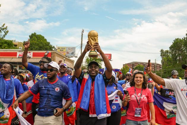 June 24, 2026, Atlanta, Georgia, United States of America: Atlanta Police Officer holds up a replica of the World Cup trophy during the Haiti fan march before the Morocco vs Haiti First Stage Group C match in ATLANTA, Georgia. Atlanta United States of America - ZUMAg276 20260624_zsp_g276_010 Copyright: xMalachixGabrielx