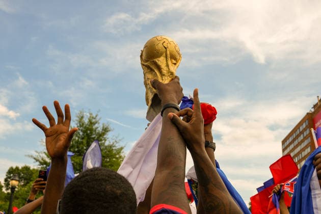 June 24, 2026, Atlanta, Georgia, United States of America: Haiti fans holds up a replica of the World Cup trophy during the Haiti fan march before the Morocco vs Haiti First Stage Group C match in ATLANTA, Georgia. World Cup 2026: Group C: Morocco : Haiti  - ZUMAg276 20260624_zsp_g276_015 Copyright: xMalachixGabrielx