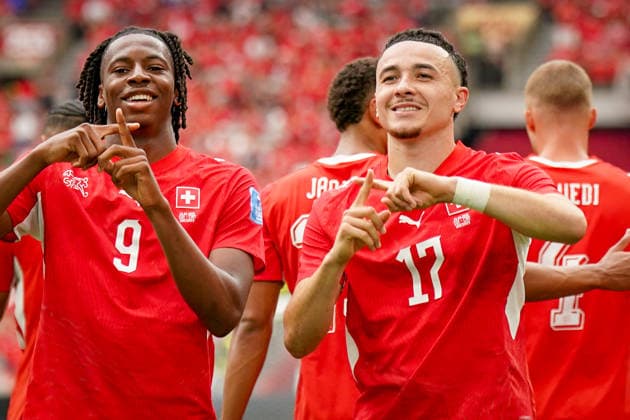 Kanada: Fußball FIFA Weltmeisterschaft 2026 Gruppenphase Schweiz vs Kanada BC Place Stadium (Vancouver, British Columbia): Tor und Torjubel zum 1:0 durch Ruben Vargas (Schweiz, 17) Freude, Emotionen, Jubel mit Johan Manzambi (Schweiz, 9) Geste, Gestik, Emotion *** Canada Soccer 2026 FIFA World Cup Group Stage Switzerland vs. Canada BC Place Stadium, Vancouver, British Columbia Goal and goal celebration for the 1–0 score by Ruben Vargas (Switzerland), 17 Joy, emotions, celebration with Johan Manzambi (Switzerland), 9 Gesture, body language, emotion Copyright: xJOERANxSTEINSIEKx