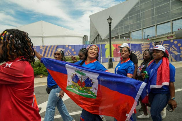 June 24, 2026, Atlanta, Georgia, United States of America: Haiti fans holding up the Haitian flag poses for the cameras during the Haiti fan march before the Morocco vs Haiti First Stage Group C match in ATLANTA, Georgia. World Cup 2026: Group C: Morocco : Haiti  - ZUMAg276 20260624_zsp_g276_017 Copyright: xMalachixGabrielx