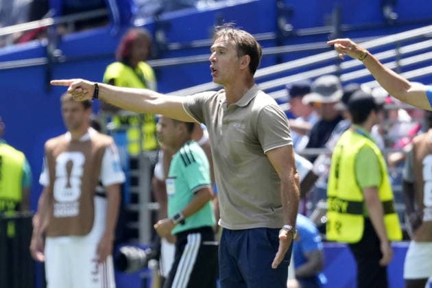 FIFA World Cup, WM, Weltmeisterschaft, Fussball 2026 - Group B - Bosnia and Herzegovina vs Qatar Qatar s head coach Julen Lopetegui gestures during the FIFA World Cup 2026 group stage match Bosnia and Herzegovina against Qatar, in Seattle, Washington, USA, 24 June 2026. SEATTLE United States  Copyright: xSTEPHANxBRASHEARx