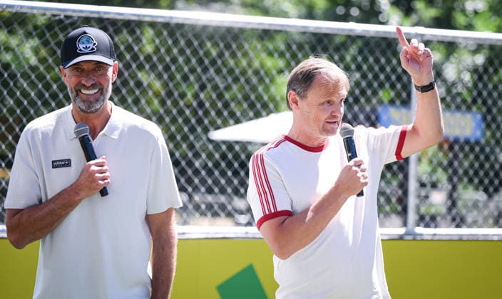 Fussball FIFA WM 2026 24.06.2026 Adidas Home of Soccer, Brooklyn Bridge Park, New York Mediengespraech: Adidas CEO, Bjoern Gulden (re) mit Juergen Klopp (li) *** Soccer, 2026 FIFA World Cup, June 24, 2026, Adidas Home of Soccer, Brooklyn Bridge Park, New York, Media Briefing: Adidas CEO Björn Gulden with Jürgen Klopp