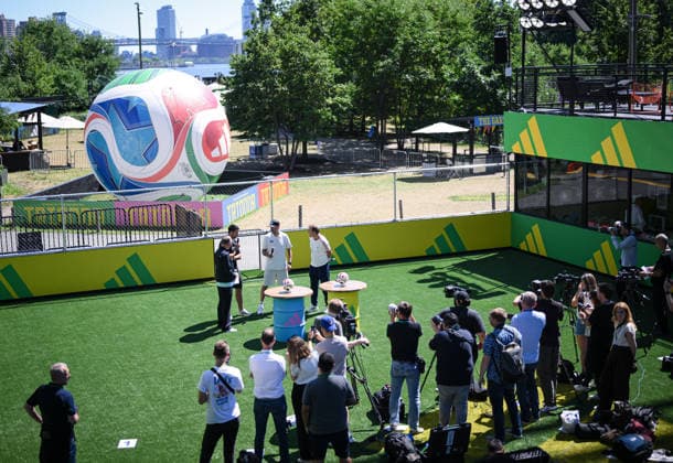 Fussball FIFA WM 2026 24.06.2026 Adidas Home of Soccer, Brooklyn Bridge Park, New York Mediengespraech: Adidas PR Direktor Oliver Brueggen, Sami Khedira, Juergen Klopp und Adidas CEO, Bjoern Gulden (v.li.), Uebersicht *** Soccer, 2026 FIFA World Cup, June 24, 2026, Adidas Home of Soccer, Brooklyn Bridge Park, New York, Press Conference: Adidas PR Director Oliver Brueggen, Sami Khedira, Juergen Klopp, and Adidas CEO Bjoern Gulden (from left), Overview
