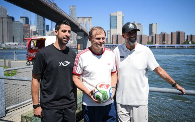 Fussball FIFA WM 2026 24.06.2026 Adidas Home of Soccer, Brooklyn Bridge Park, New York Mediengespraech: Sami Khedira mit Adidas CEO, Bjoern Gulden und Juergen Klopp (v.li.) vor der Skyline von Manhattan an der Brooklyn Bridge *** Soccer 2026 FIFA World Cup June 24, 2026 Adidas Home of Soccer, Brooklyn Bridge Park, New York Media interview with Sami Khedira, Adidas CEO Björn Gulden, and Jürgen Klopp (from left) against the backdrop of the Manhattan skyline at the Brooklyn Bridge