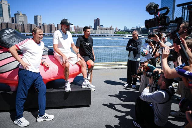 Fussball FIFA WM 2026 24.06.2026 Adidas Home of Soccer, Brooklyn Bridge Park, New York Mediengespraech: Adidas CEO, Bjoern Gulden mit Juergen Klopp und Sami Khedira (v.li.) an uebergrossen Adidas Fussballschuhen vor der Skyline von Manhattan an der Brooklyn Bridge am East River sowie Adidas PR Direktor Oliver Brueggen (re hinten) *** Soccer FIFA World Cup 2026 June 24, 2026 Adidas Home of Soccer, Brooklyn Bridge Park, New York Press conference with Adidas CEO Björn Gulden, Jürgen Klopp, and Sami Khedira (from left to right) standing in front of oversized Adidas soccer cleats against the Manhattan skyline at the Brooklyn Bridge on the East River, along with Adidas PR Director Oliver Brueggen (back row)