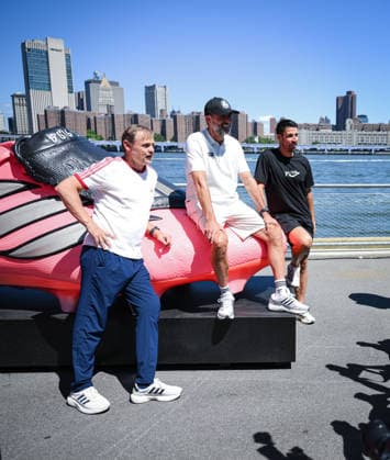 Fussball FIFA WM 2026 24.06.2026 Adidas Home of Soccer, Brooklyn Bridge Park, New York Mediengespraech: Adidas CEO, Bjoern Gulden mit Juergen Klopp und Sami Khedira (v.li.) an uebergrossen Adidas Fussballschuhen vor der Skyline von Manhattan an der Brooklyn Bridge am East River *** Soccer FIFA World Cup 2026 June 24, 2026 Adidas Home of Soccer, Brooklyn Bridge Park, New York Press conference with Adidas CEO Björn Gulden, Jürgen Klopp, and Sami Khedira (from left to right) standing in front of oversized Adidas soccer cleats against the Manhattan skyline at the Brooklyn Bridge on the East River