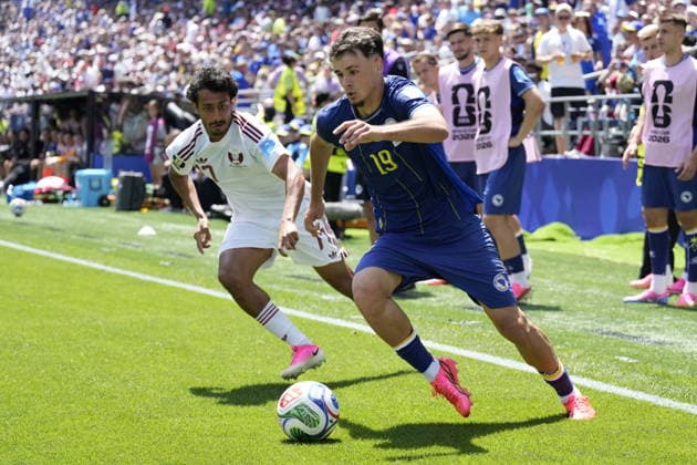 FIFA World Cup, WM, Weltmeisterschaft, Fussball 2026 - Group B - Bosnia and Herzegovina vs Qatar Ahmed Al-Ganehi of Qatar (L) in action against Kerim Alajbegovic of Bosnia and Herzegovina (R) during the FIFA World Cup 2026 group stage match Bosnia and Herzegovina against Qatar, in Seattle, Washington, USA, 24 June 2026. SEATTLE United States  Copyright: xSTEPHANxBRASHEARx