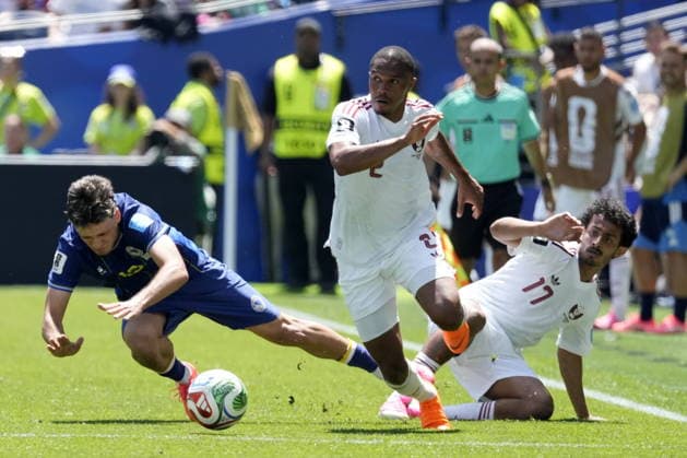 FIFA World Cup, WM, Weltmeisterschaft, Fussball 2026 - Group B - Bosnia and Herzegovina vs Qatar Ermedin Demirovic of Bosnia and Herzegovina (L) in action against Pedro Miguel (C) and Ahmed Al-Ganehi of Qatar (R) during the FIFA World Cup 2026 group stage match Bosnia and Herzegovina against Qatar, in Seattle, Washington, USA, 24 June 2026. SEATTLE United States  Copyright: xSTEPHANxBRASHEARx