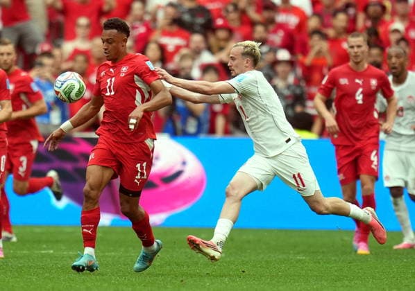 FIFA World Cup, WM, Weltmeisterschaft, Fussball 2026 - Group B - Switzerland vs Canada Liam Millar of Canada (R) and Dan Ndoye of Switzerland in action during the FIFA World Cup 2026 group stage match Switzerland against Canada, in Vancouver, Canada, 24 June 2026. VANCOUVER Canada  Copyright: xBOBxFRIDx