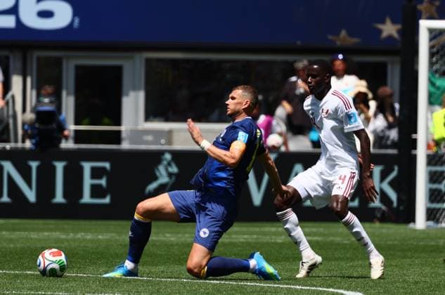 Bosnia and Herzegovina v Qatar - FIFA World Cup, WM, Weltmeisterschaft, Fussball 2026 - Group B SEATTLE, USA - JUNE 24: Edin Dzeko (L) of Bosnia and Herzegovina in action during the 2026 FIFA World Cup First Stage Group B match between Bosnia and Herzegovina and Qatar at Lumen Field (Seattle Stadium) in Seattle, Washington, United States on June 24, 2026. Samah Zidan Anadolu Seattle United States. Editorial use only. Please get in touch for any other usage.  Copyright: x2026xAnadoluxSamahxZidanx