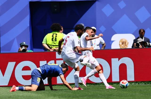 Bosnia and Herzegovina v Qatar - FIFA World Cup, WM, Weltmeisterschaft, Fussball 2026 - Group B SEATTLE, USA - JUNE 24: Kerim Alajbegovic (19) of Bosnia and Herzegovina in action against Jassem Gaber (5) of Qatar during the 2026 FIFA World Cup First Stage Group B match between Bosnia and Herzegovina and Qatar at Lumen Field (Seattle Stadium) in Seattle, Washington, United States on June 24, 2026. Samah Zidan Anadolu Seattle United States. Editorial use only. Please get in touch for any other usage.  Copyright: x2026xAnadoluxSamahxZidanx