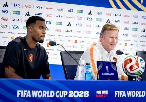 KANSAS CITY - Ryan Gravenberch and national coach Ronald Koeman during a press conference, PK, Pressekonferenz of the Dutch national team, Nationalteam ahead of the World Cup match against Tunisia, on June 24, 2026, in Kansas City. KOEN VAN WEEL ANP xVIxANPxSportx xxANPxIVx 561877409 originalFilename: 561877409.jpg