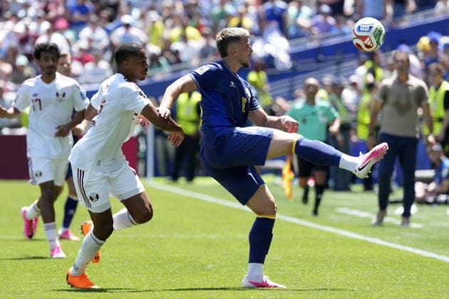 FIFA World Cup, WM, Weltmeisterschaft, Fussball 2026 - Group B - Bosnia and Herzegovina vs Qatar Pedro Miguel of Qatar (L) in action against Ermedin Demirovic of Bosnia and Herzegovina (R) during the FIFA World Cup 2026 group stage match Bosnia and Herzegovina against Qatar, in Seattle, Washington, USA, 24 June 2026. SEATTLE United States  Copyright: xSTEPHANxBRASHEARx