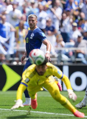 (260625) -- SEATTLE, June 25, 2026 -- Ermedin Demirovic of Bosnia and Herzegovina competes during the group B match between Bosnia and Herzegovina and Qatar at the 2026 FIFA World Cup, WM, Weltmeisterschaft, Fussball at Seattle Stadium in Seattle, the United States, June 24, 2026. ) (SP)U.S.-SEATTLE-FOOTBALL-FIFA WORLD CUP-GROUP B-BIH VS QAT PengxZiyang 