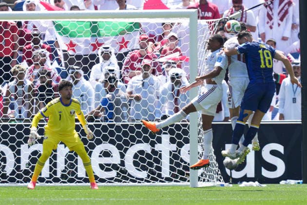 (260625) -- SEATTLE, June 25, 2026 -- Nikola Katic (1st R) of Bosnia and Herzegovina jumps for a header during the group B match between Bosnia and Herzegovina and Qatar at the 2026 FIFA World Cup, WM, Weltmeisterschaft, Fussball at Seattle Stadium in Seattle, the United States, June 24, 2026. ) (SP)U.S.-SEATTLE-FOOTBALL-FIFA WORLD CUP-GROUP B-BIH VS QAT PengxZiyang 
