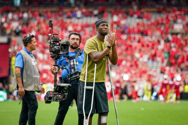 Kanada: Fußball FIFA Weltmeisterschaft 2026 Gruppenphase Schweiz vs Kanada BC Place Stadium (Vancouver, British Columbia): IsmaÃ«l KonÃ Ismael Kone (Kanada 8) auf Krücken wird von den Fans aus Kanada gefeiert *** Canada Soccer 2026 FIFA World Cup Group Stage Switzerland vs. Canada BC Place Stadium Vancouver, British Columbia Ismaël Koné, Canada No. 8, on crutches, is celebrated by Canadian fans Copyright: xJOERANxSTEINSIEKx