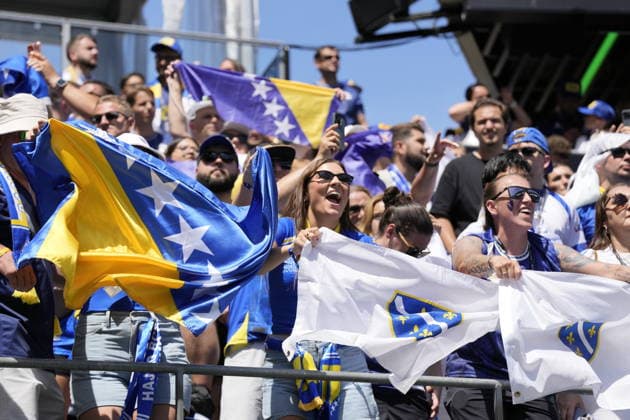 FIFA World Cup, WM, Weltmeisterschaft, Fussball 2026 - Group B - Bosnia and Herzegovina vs Qatar Supporters of Bosnia and Herzegovina cheer after winning the FIFA World Cup 2026 group stage match Bosnia and Herzegovina against Qatar, in Seattle, Washington, USA, 24 June 2026. SEATTLE United States  Copyright: xSTEPHANxBRASHEARx