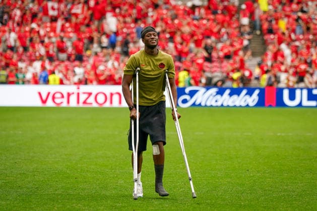 Kanada: Fußball FIFA Weltmeisterschaft 2026 Gruppenphase Schweiz vs Kanada BC Place Stadium (Vancouver, British Columbia): IsmaÃ«l KonÃ Ismael Kone (Kanada 8) auf Krücken wird von den Fans aus Kanada gefeiert *** Canada Soccer 2026 FIFA World Cup Group Stage Switzerland vs. Canada BC Place Stadium Vancouver, British Columbia Ismaël Koné, Canada No. 8, on crutches, is celebrated by Canadian fans Copyright: xJOERANxSTEINSIEKx