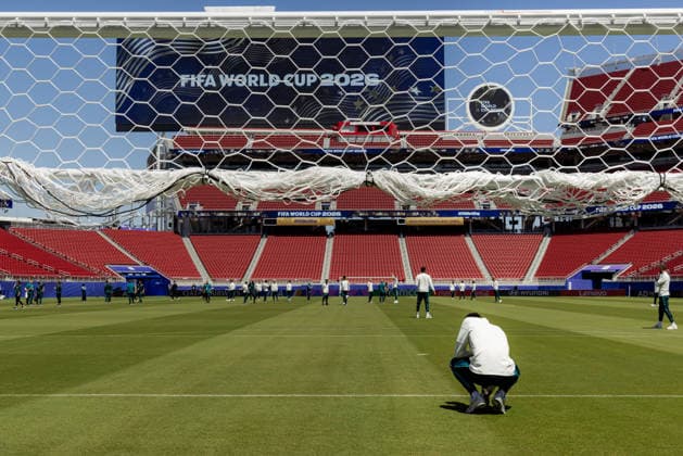 SOCCER AUSTRALIA TRAINING, Socceroos player Patrick Beach, right, and squad get a first look of the pitch ahead of their match against Paraguay at the San Francisco Bay Area Stadium in Santa Clara, California, United States, Wednesday, June 24, 2026. ( NO ARCHIVING Alameda California United States  Copyright: xJasonxHenryx 20260625120737407324
