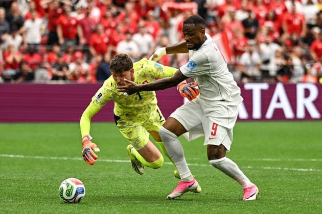 Goalkeeper Gregor Kobel of Switzerland and Cyle Larin of Canada, Switzerland v Canada, Group B football match of the FIFA World Cup, WM, Weltmeisterschaft, Fussball 2026 at BC Place, Vancouver, Canada on Wednesday 24 June 2026. Photo: Andrew Cornaga Vancouver Canada Copyright: xAndrewxCornaga x