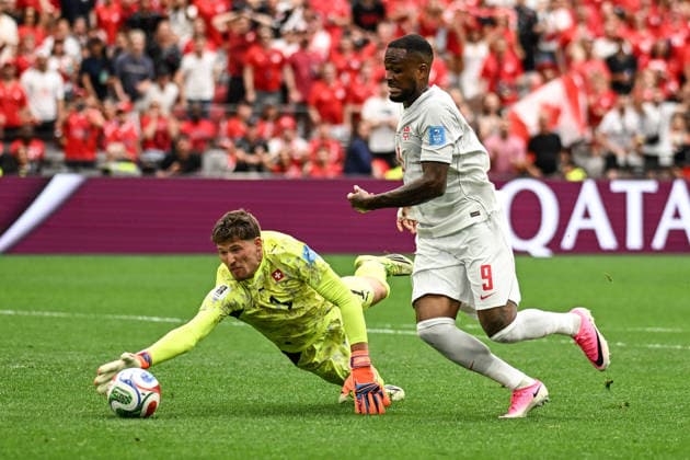 Goalkeeper Gregor Kobel of Switzerland and Cyle Larin of Canada, Switzerland v Canada, Group B football match of the FIFA World Cup, WM, Weltmeisterschaft, Fussball 2026 at BC Place, Vancouver, Canada on Wednesday 24 June 2026. Photo: Andrew Cornaga Vancouver Canada Copyright: xAndrewxCornaga x