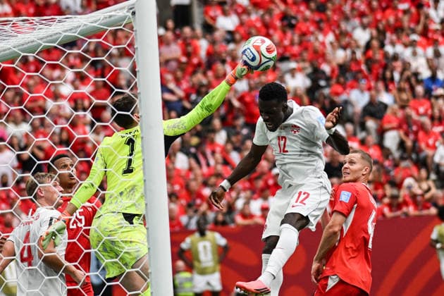 Tani Oluwaseyi of Canada heads the ball towards goal, Switzerland v Canada, Group B football match of the FIFA World Cup, WM, Weltmeisterschaft, Fussball 2026 at BC Place, Vancouver, Canada on Wednesday 24 June 2026. Photo: Andrew Cornaga Vancouver Canada Copyright: xAndrewxCornaga x