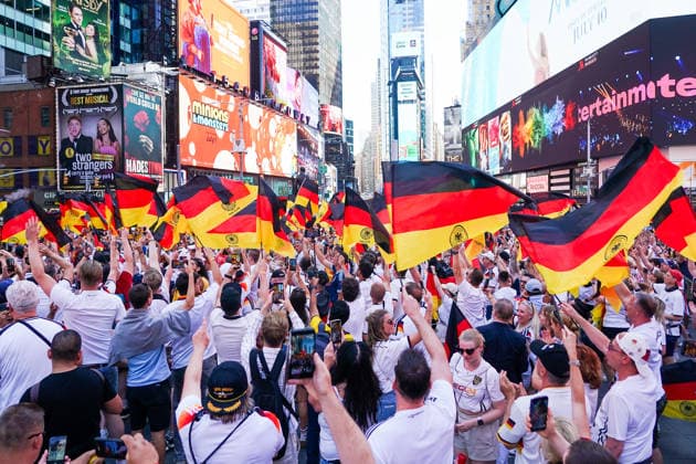 Fans aus Deutschland und Ecuador feiern friedlich zusammen vor dem Gruppenspiel auf dem Times Square, - New York 24.06.2026: Times Square Fan Aufmarsch vor Deutschland gegen Ecuador *** Fans from Germany and Ecuador celebrate peacefully together before the group stage match in Times Square, New York, June 24, 2026. Times Square fan gathering ahead of Germany vs. Ecuador