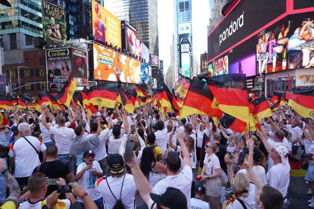 Fans aus Deutschland und Ecuador feiern friedlich zusammen vor dem Gruppenspiel auf dem Times Square, - New York 24.06.2026: Times Square Fan Aufmarsch vor Deutschland gegen Ecuador *** Fans from Germany and Ecuador celebrate peacefully together before the group stage match in Times Square, New York, June 24, 2026. Times Square fan gathering ahead of Germany vs. Ecuador