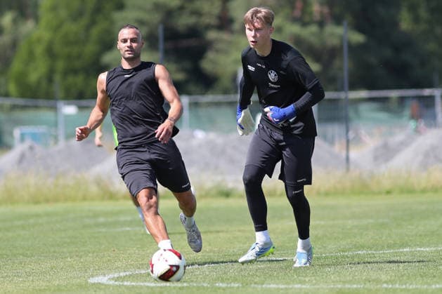 Regionalliga Nordost: Trainingsauftakt des 1. FC Lok Leipzig, 24.06.2026 Djamal Ziane (13, Lok Leipzig) und Torwart Felix Daffner (Neuzugang, Lok Leipzig). Fußball, Regionalliga Nordost, Saison 2026 2027, Trainingsauftakt des 1. FC Lok Leipzig am 24.06.2026 im Bruno-Plache-Stadion, Leipzig. *** Regionalliga Nordost: 1 FC Lok Leipzig Kicks Off Training, June 24, 2026; Djamal Ziane, 13, Lok Leipzig, and Goalkeeper Felix Daffner, New Signing; Lok Leipzig Soccer, Regionalliga Nordost, 2026–2027 Season, 1 FC Lok Leipzig kicks off training on June 24, 2026, at Bruno Plache Stadium, Leipzig Copyright: xBEAUTIFULxSPORTS JanxKaeferx