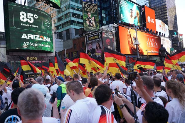 Fans aus Deutschland und Ecuador feiern friedlich zusammen vor dem Gruppenspiel auf dem Times Square - New York 24.06.2026: Times Square Fan Aufmarsch vor Deutschland gegen Ecuador *** Fans from Germany and Ecuador celebrate peacefully together before the group stage match in Times Square, New York, June 24, 2026. Times Square fan gathering ahead of Germany vs. Ecuador